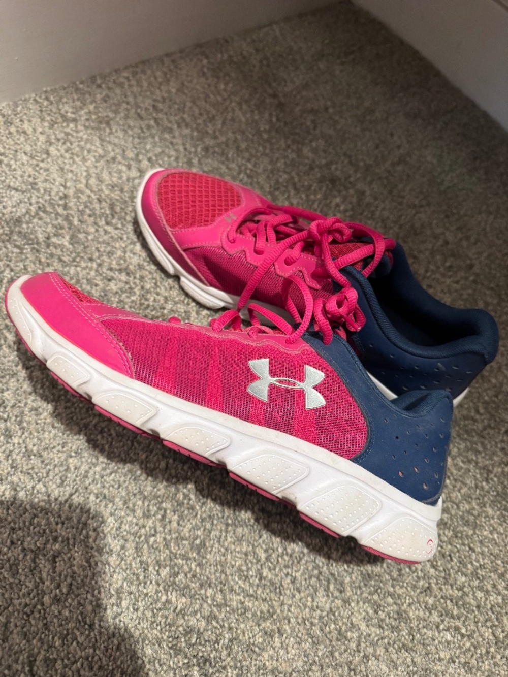 Under Armour Assert 6 size Youth 7